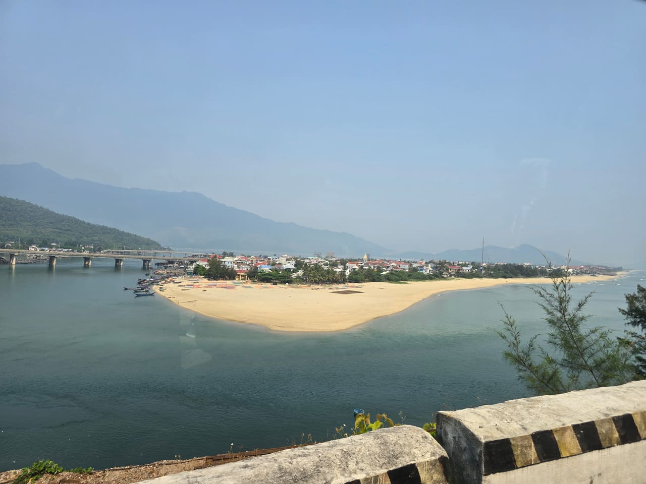 The long sandbar of Lăng Cô bay seen from the pass
