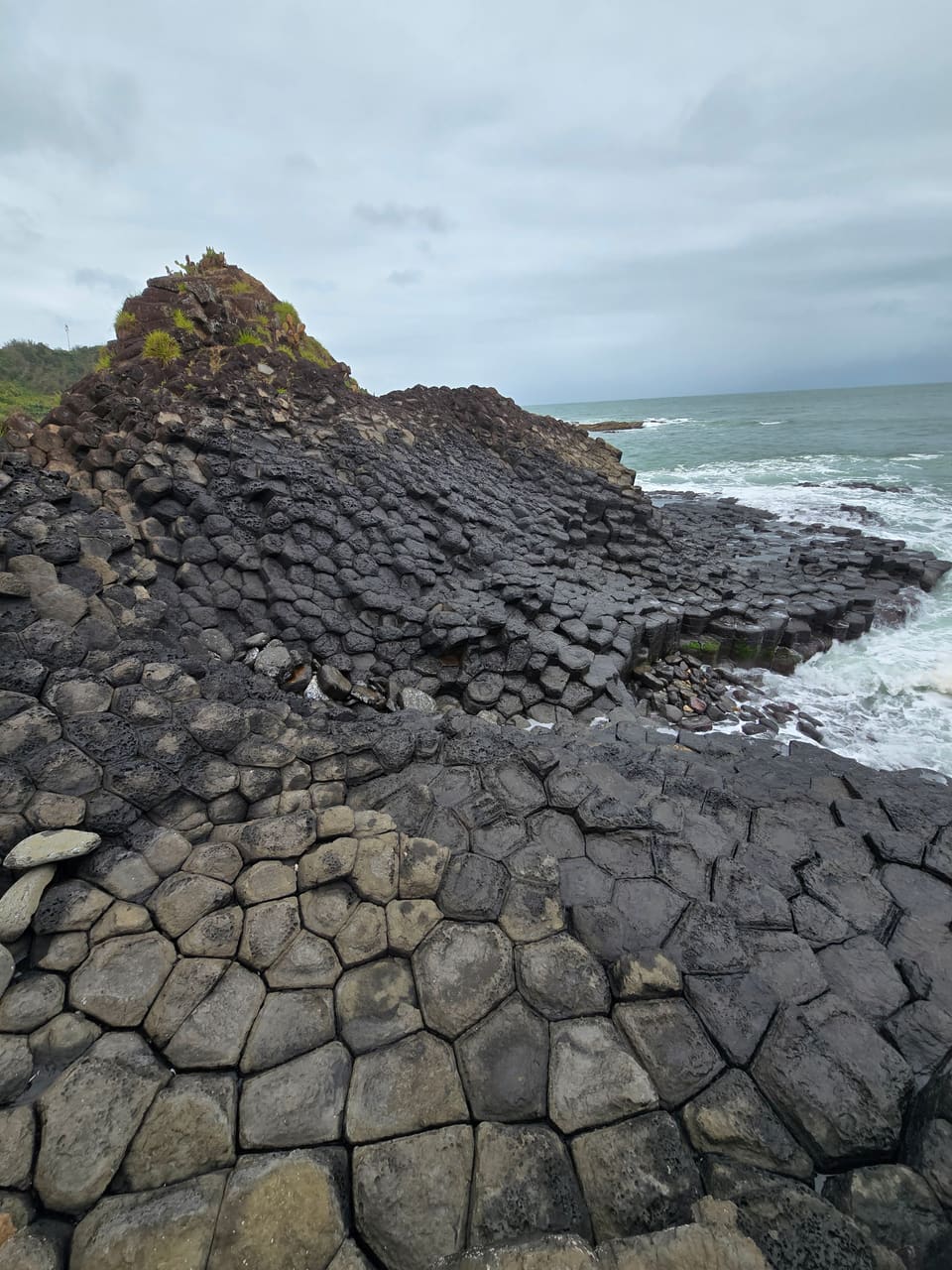 The rocky coastline near Lăng Cô below the Hải Vân Pass